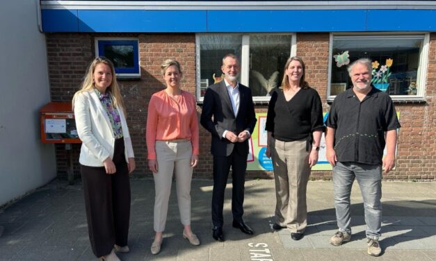 Afvaardiging havenbedrijf bezoekt Rotterdamse school