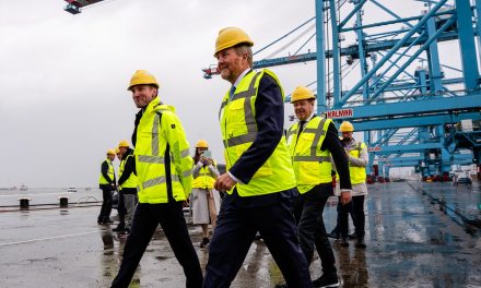 Koning bezoekt APMT op Maasvlakte