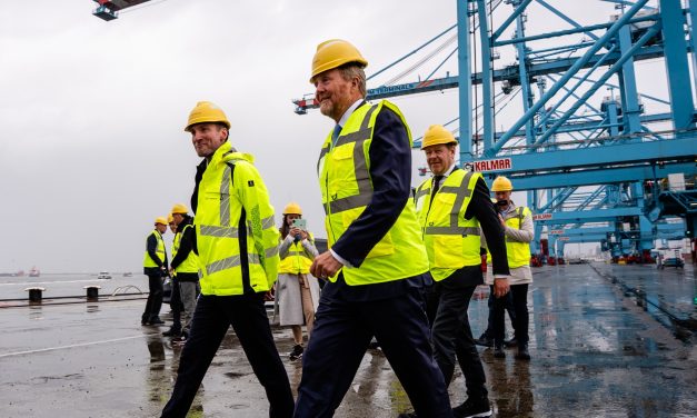 Koning bezoekt APMT op Maasvlakte