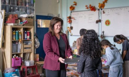 Havenbedrijf schenkt laptops aan school